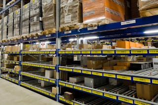 Durchlaufregal, darüber ein Palettenregal