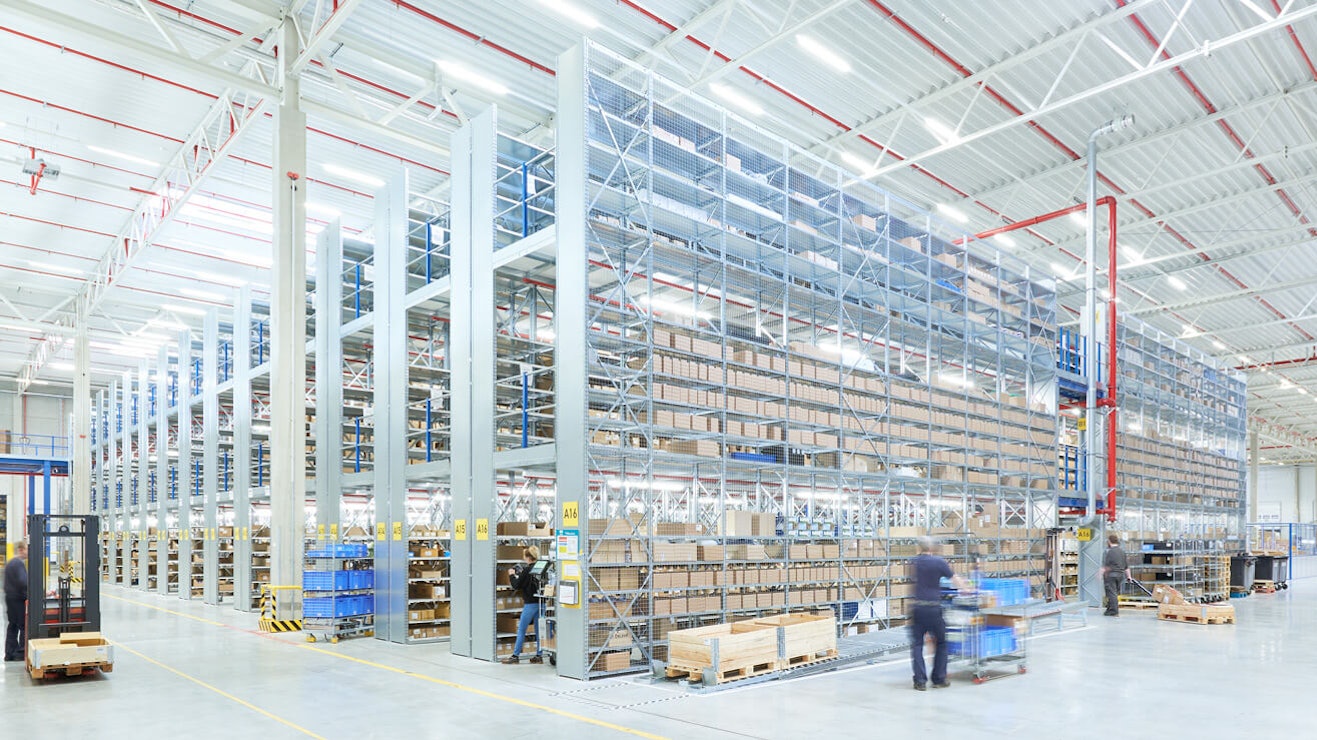 Mehrere Mitarbeiter bei der Arbeit in einem Mehrgeschosslager