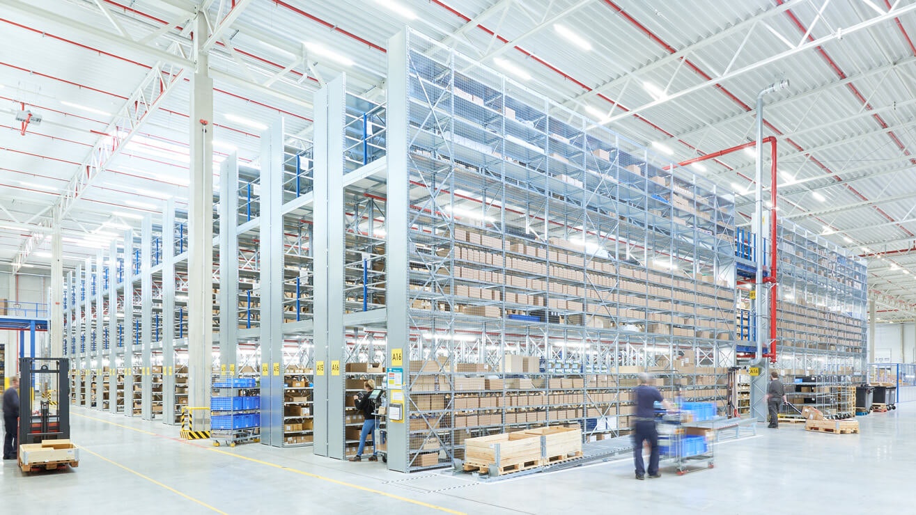 Mehrere Mitarbeiter bei der Arbeit in einem Mehrgeschosslager