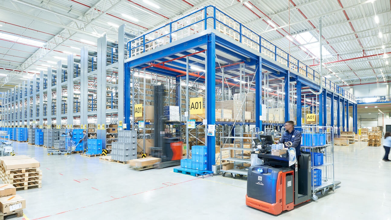 Mehrere Mitarbeiter bei der Arbeit in einem Mehrgeschosslager