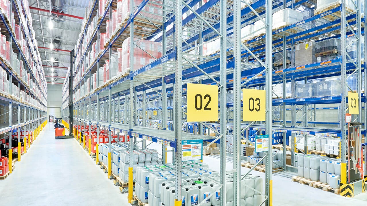 Ein Mitarbeiter bei der Arbeit in einem Palettenlager