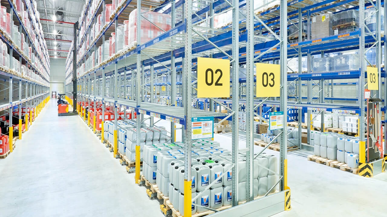 Ein Mitarbeiter bei der Arbeit in einem Palettenlager