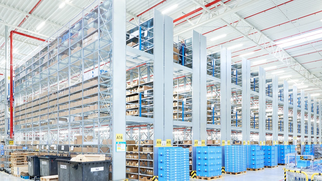 Ein Mitarbeiter bei der Arbeit in einem Mehrgeschosslager