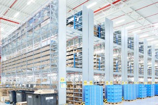 Ein Mitarbeiter bei der Arbeit in einem Mehrgeschosslager