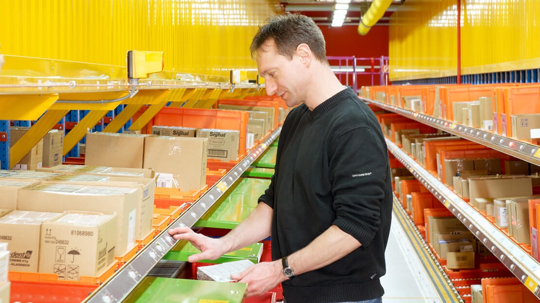 Ein Mann an einem Durchlaufregal