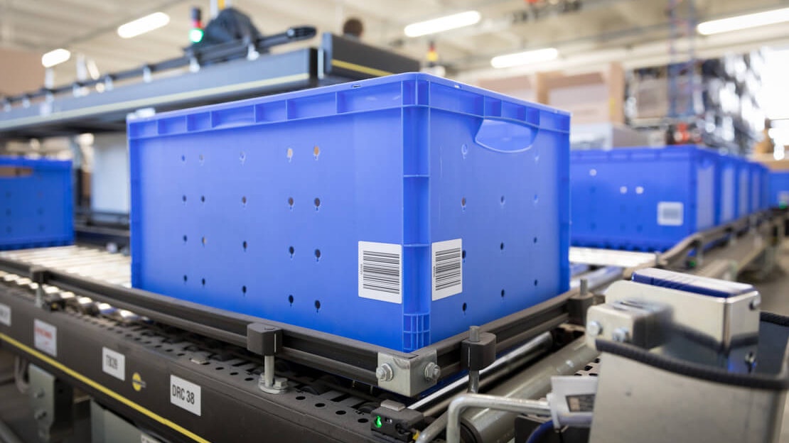 BITO Behälter auf einer Fördertechnik