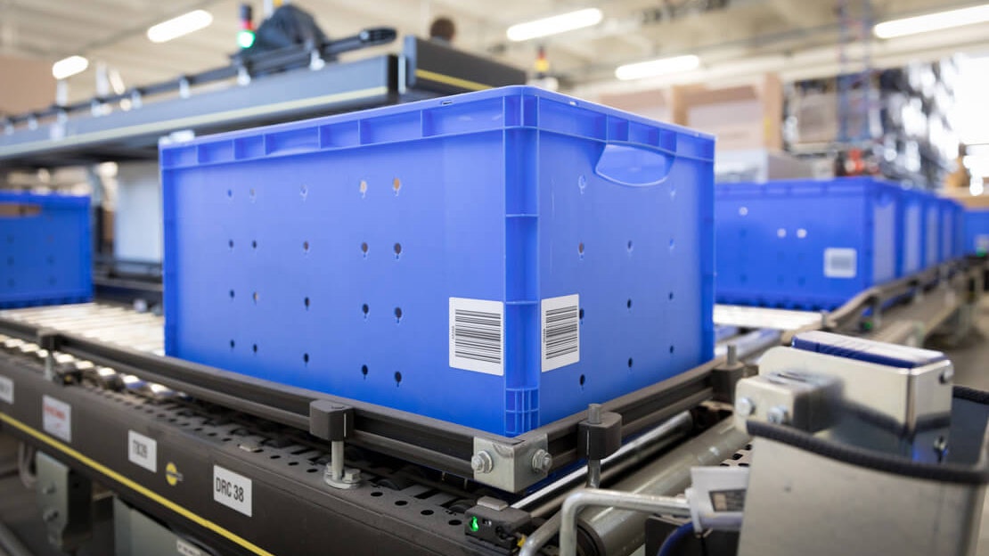 BITO Behälter auf einer Fördertechnik