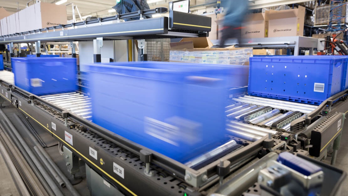 BITO Behälter auf einer Fördertechnik