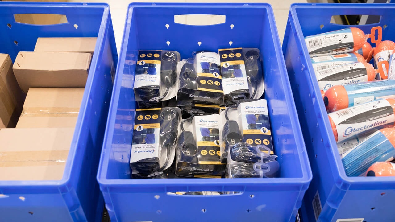 BITO Behälter auf einer Fördertechnik