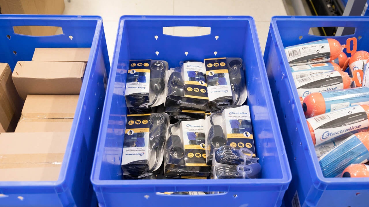 BITO Behälter auf einer Fördertechnik