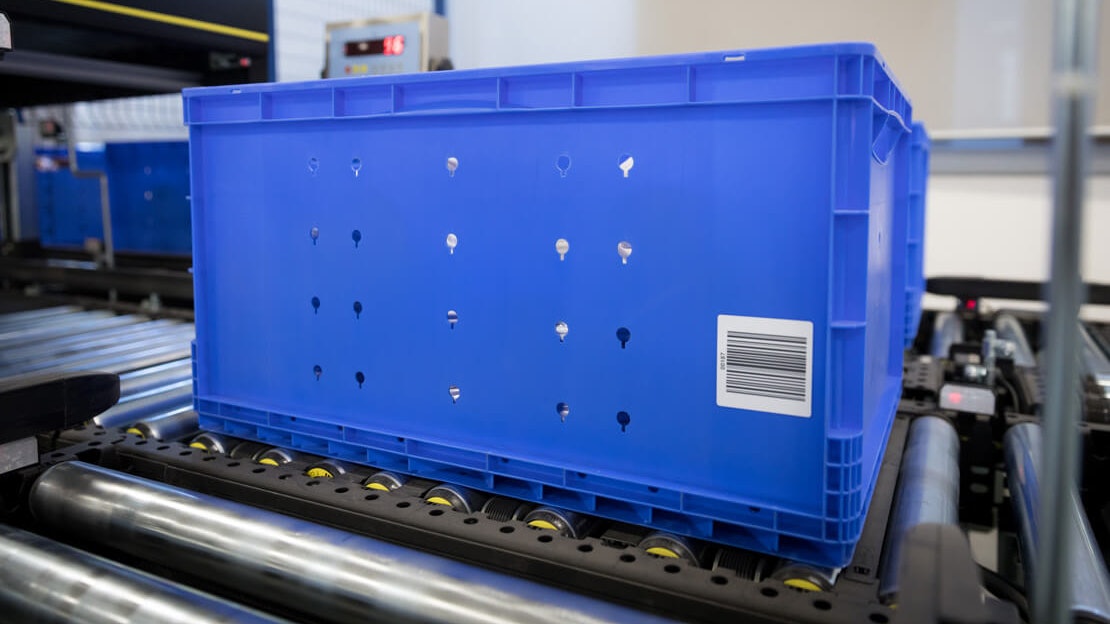 BITO Behälter auf einer Fördertechnik