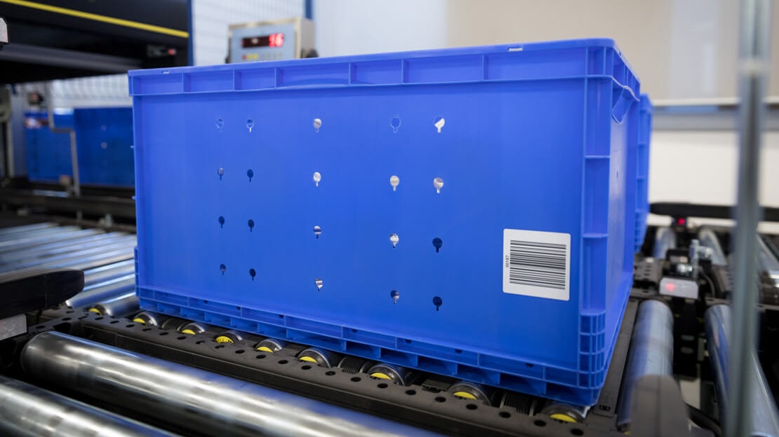 BITO Behälter auf einer Fördertechnik