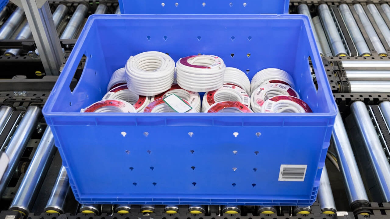 BITO Behälter auf einer Fördertechnik