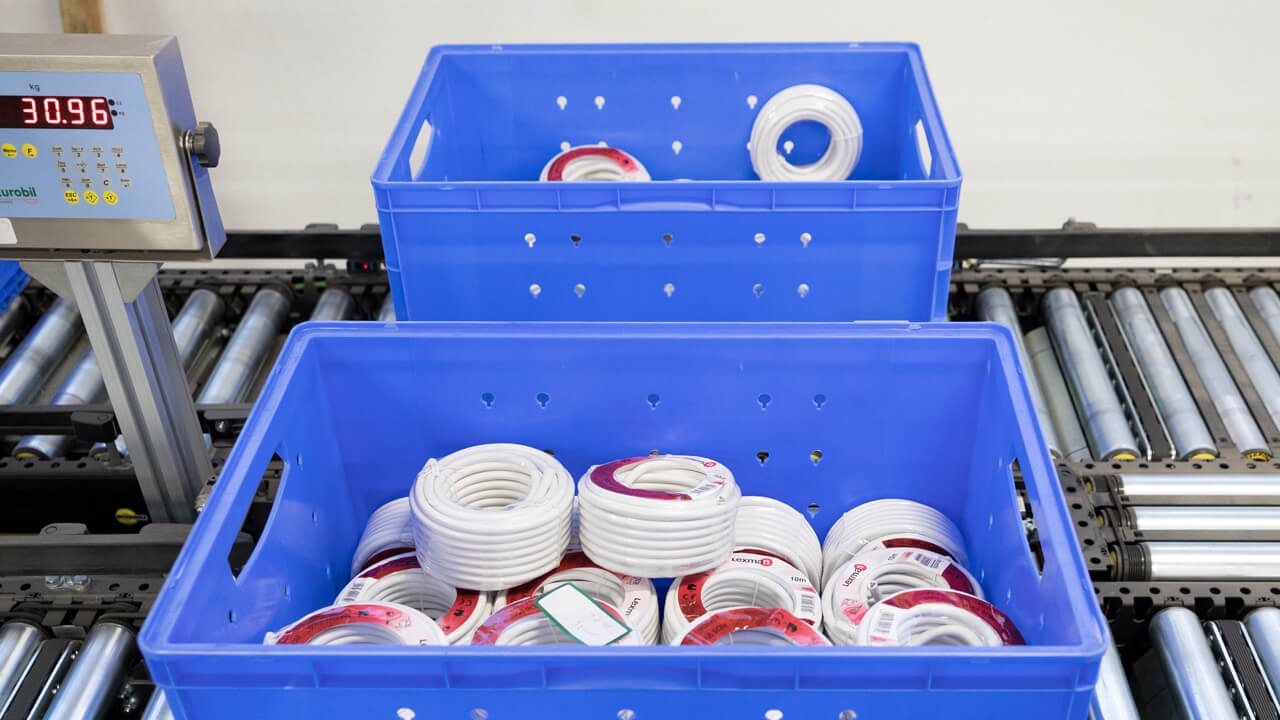 BITO Behälter auf einer Fördertechnik