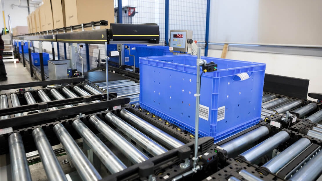 BITO Behälter auf einer Fördertechnik