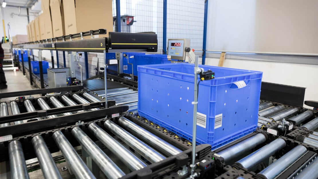 BITO Behälter auf einer Fördertechnik