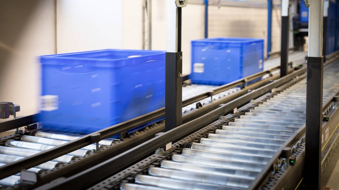 BITO Behälter auf einer Fördertechnik