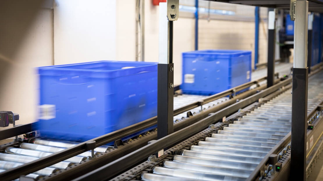 BITO Behälter auf einer Fördertechnik