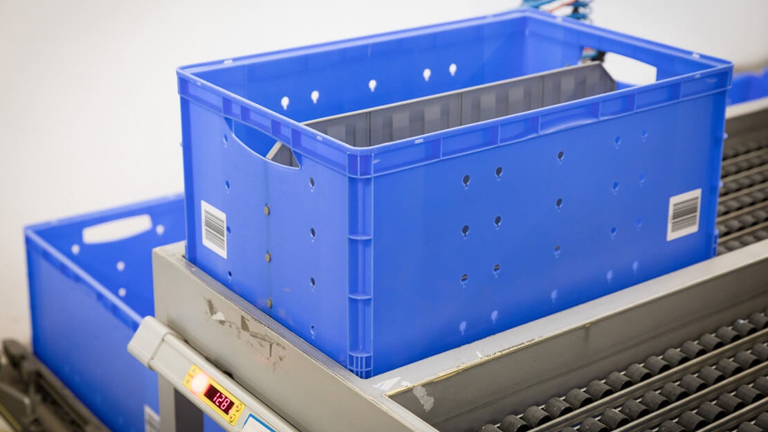 BITO Behälter auf einer Fördertechnik