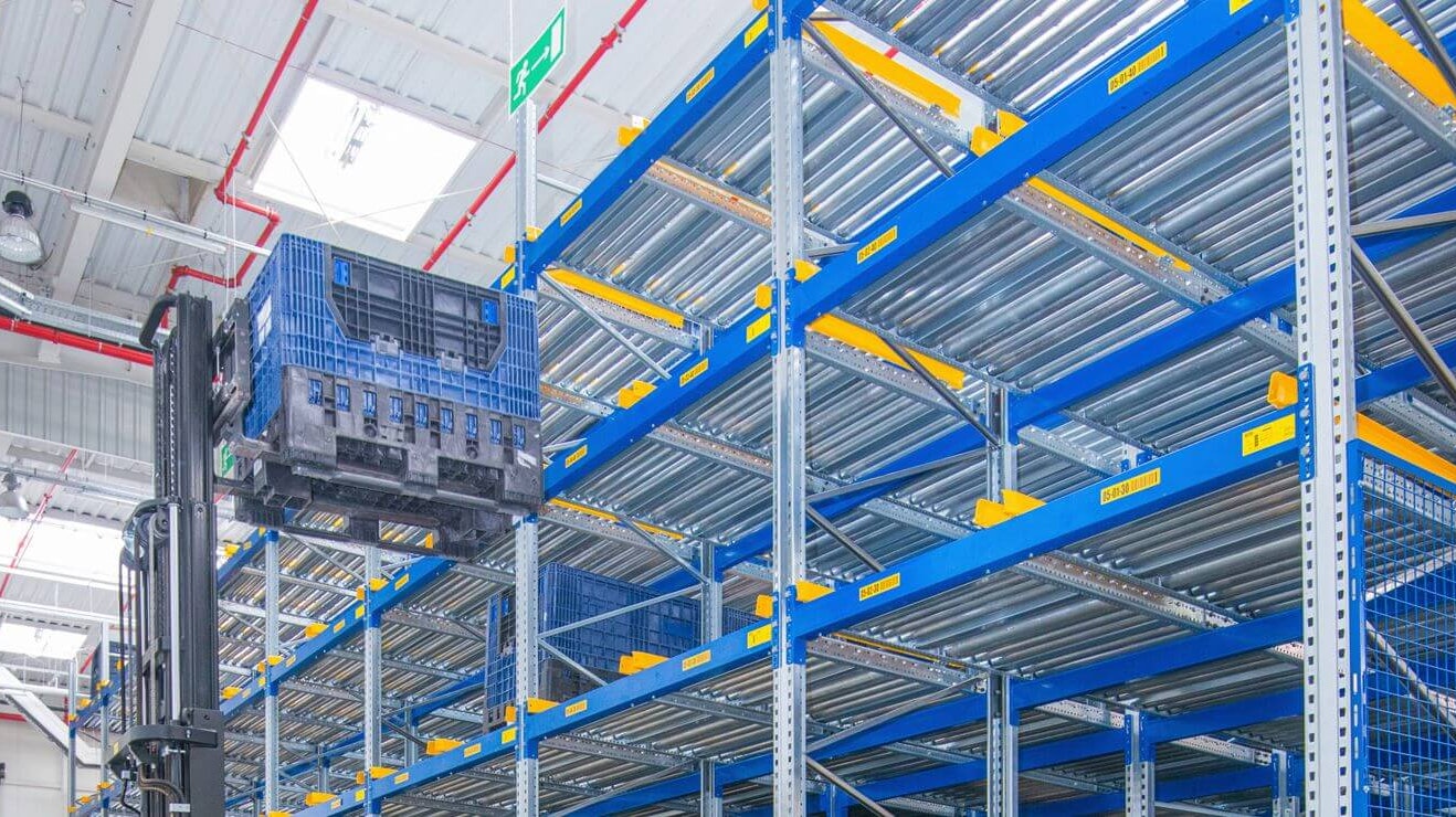 Ein Behälter wird in ein Palettenregal gestellt