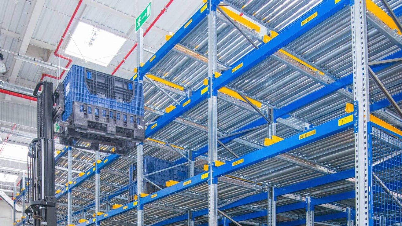 Ein Behälter wird in ein Palettenregal gestellt