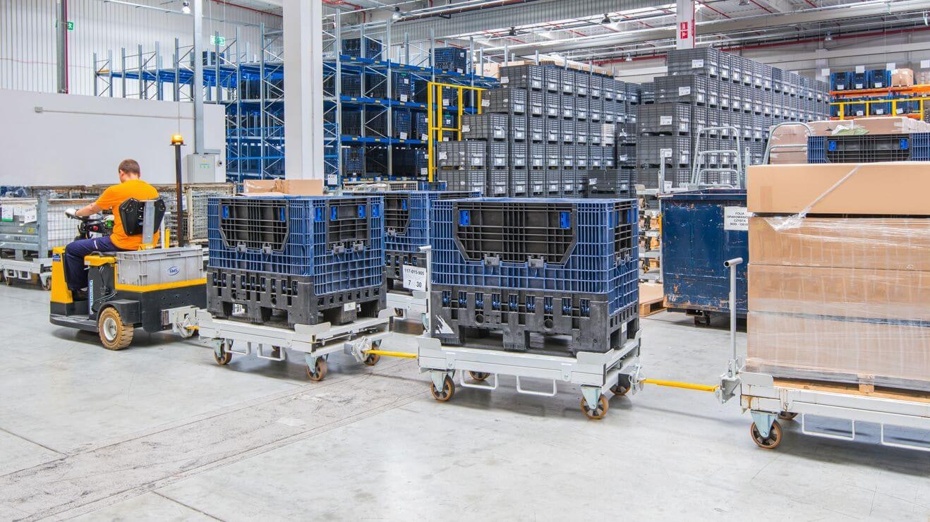 Ein Mitarbeiter der Behälter transportiert