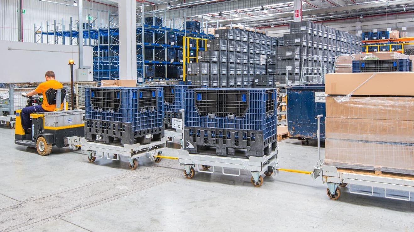 Ein Mitarbeiter der Behälter transportiert