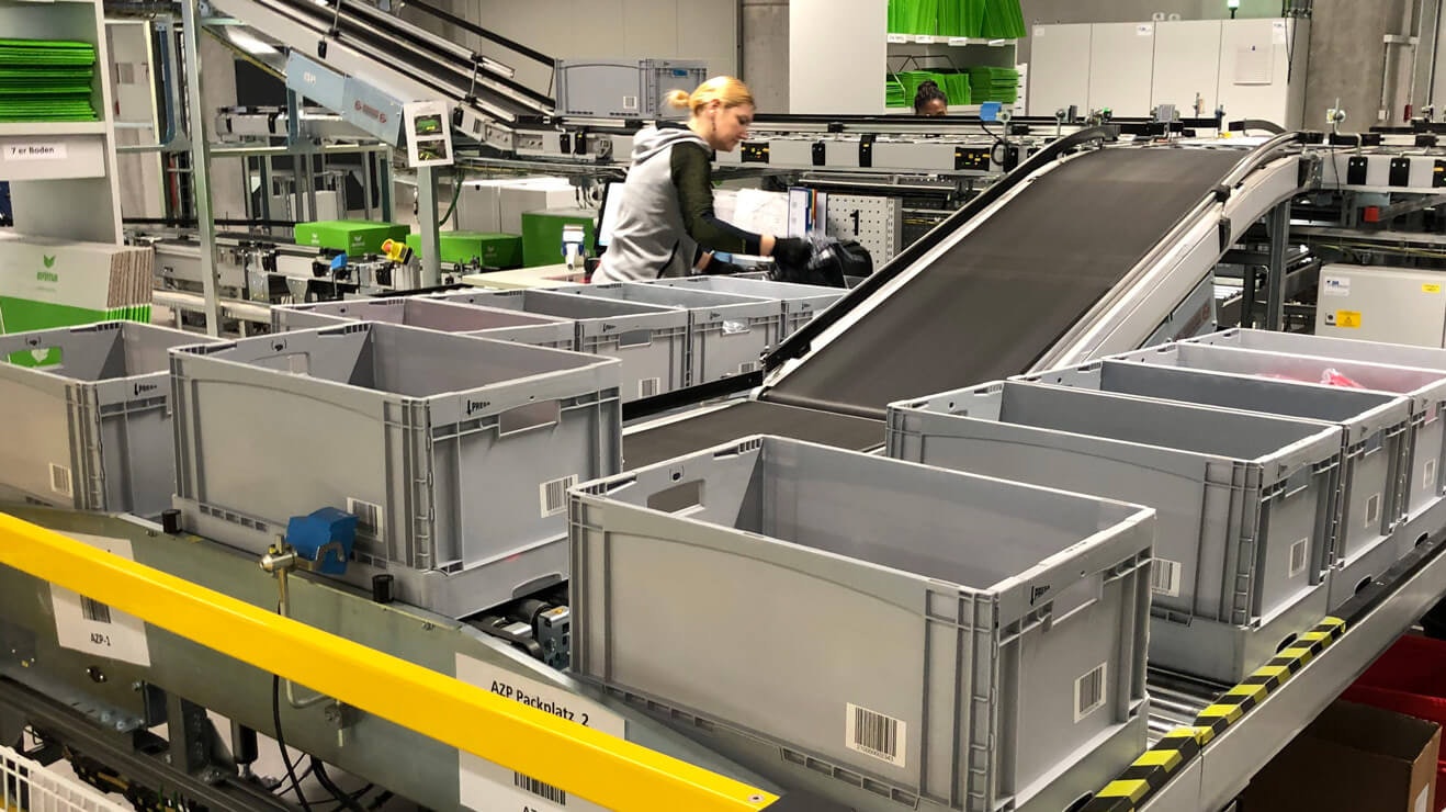 BITO Stapelbehälter auf einer Fördertechnik