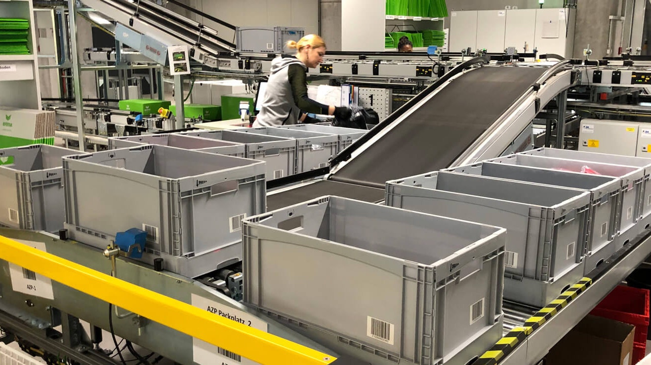 BITO Stapelbehälter auf einer Fördertechnik