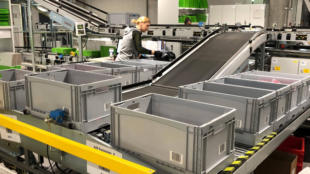 BITO Stapelbehälter auf einer Fördertechnik