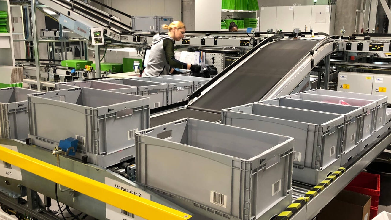 BITO Stapelbehälter auf einer Fördertechnik