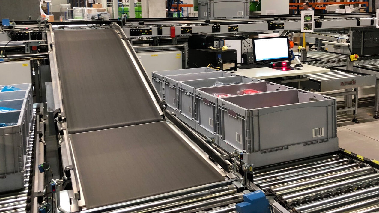 BITO Stapelbehälter auf einer Fördertechnik