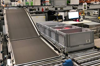 BITO Stapelbehälter auf einer Fördertechnik