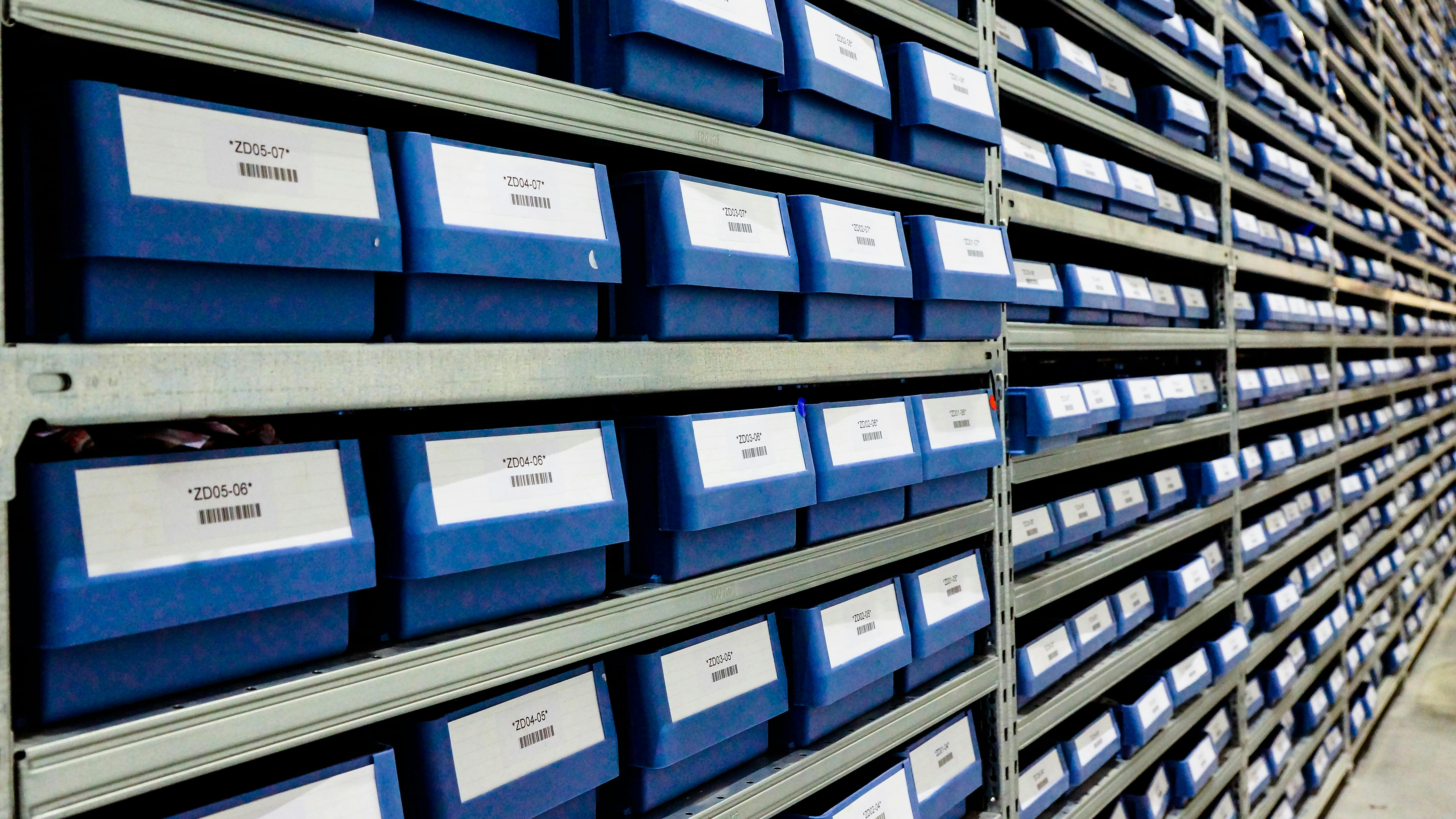 Ein BITO Fachbodenregal mit BITO Regalkästen