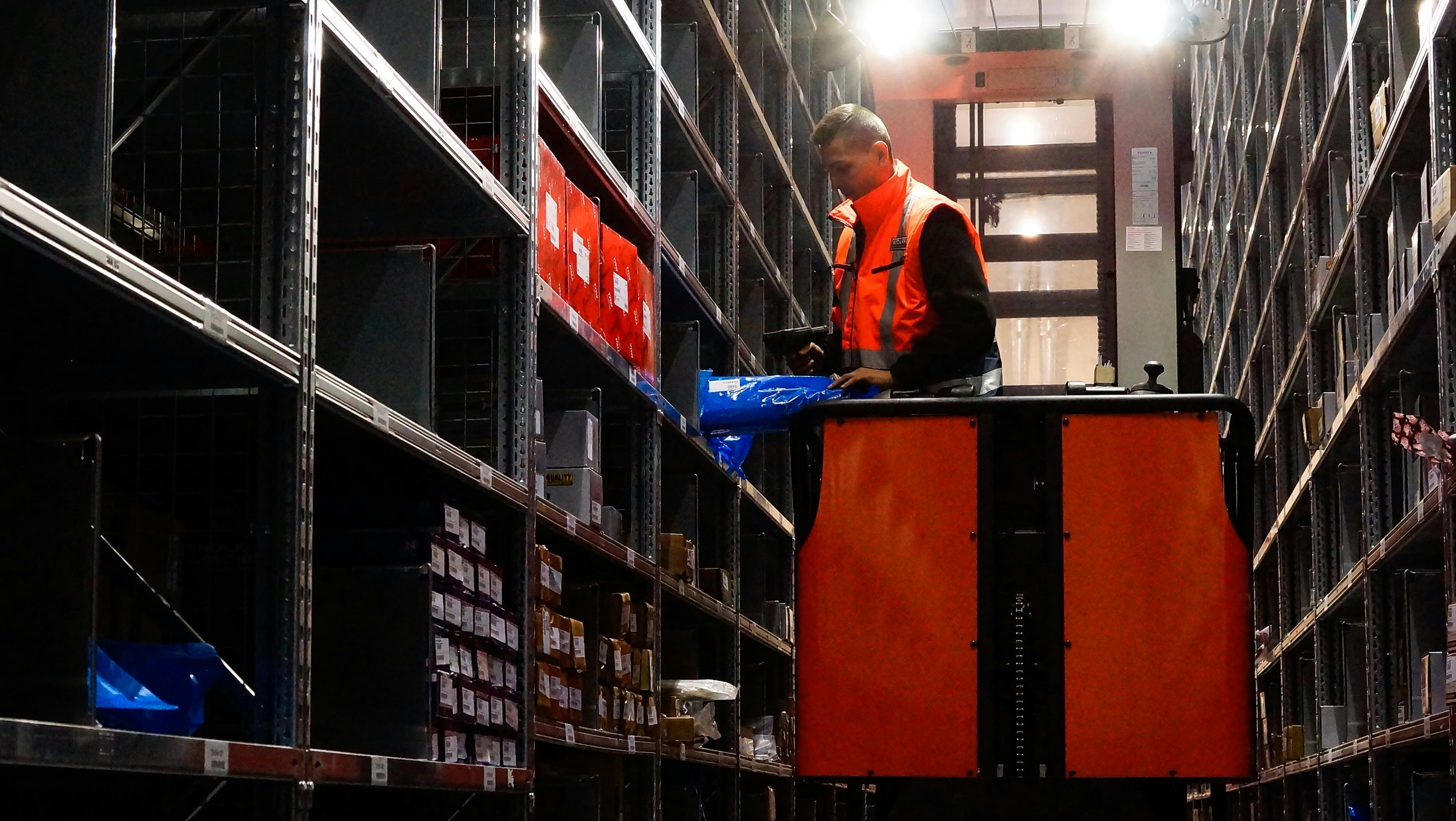 Ein Mitarbeiter an einem Fachbodenregal