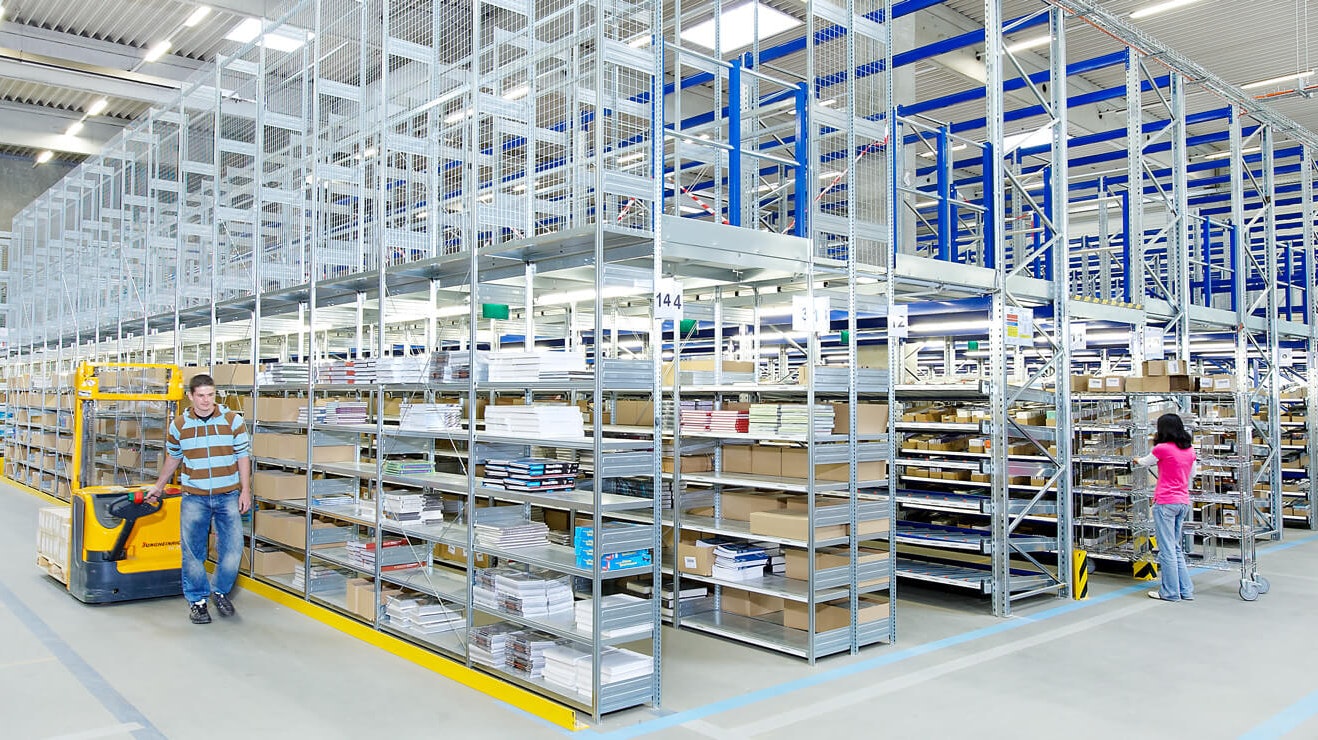 Mehrere Mitarbeiter vor einem Fachbodenregal