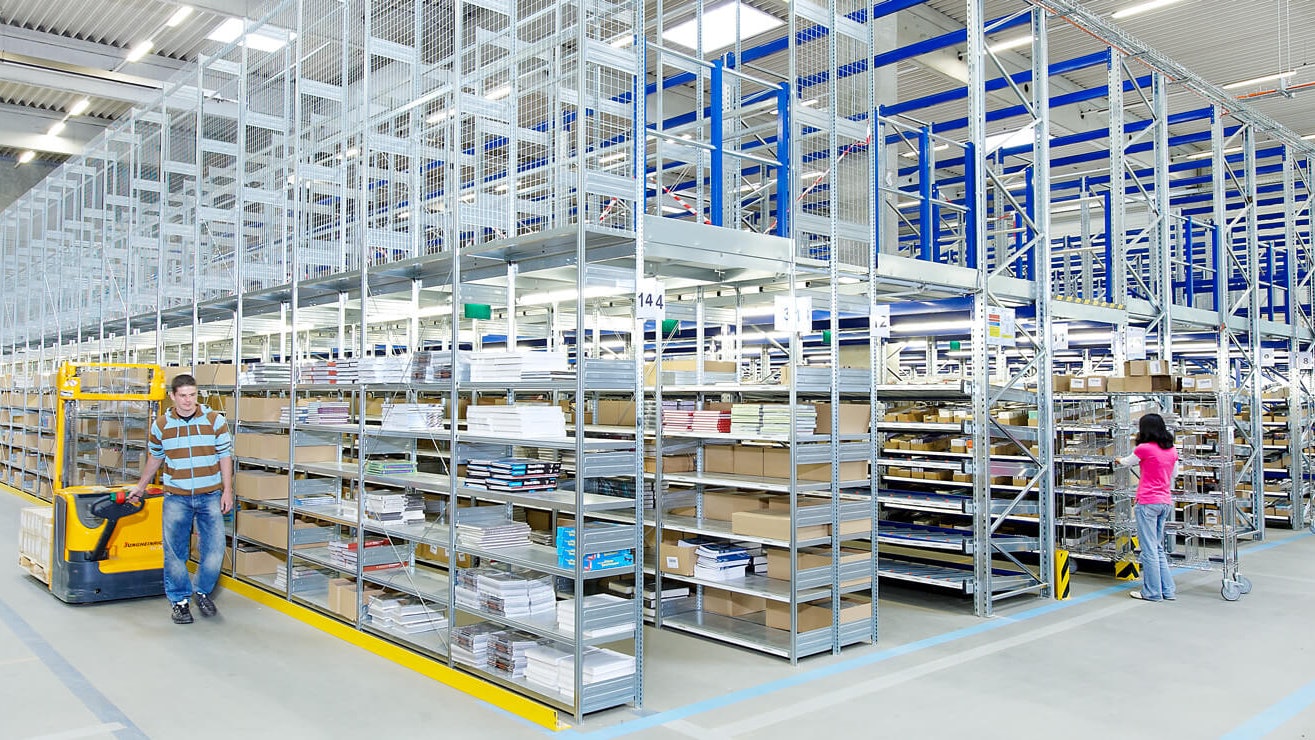 Mehrere Mitarbeiter vor einem Fachbodenregal