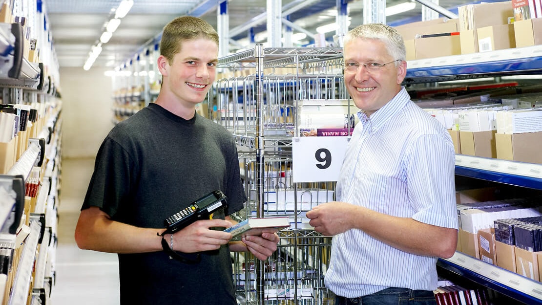 Zwei Männer vor einem Durchlaufregal