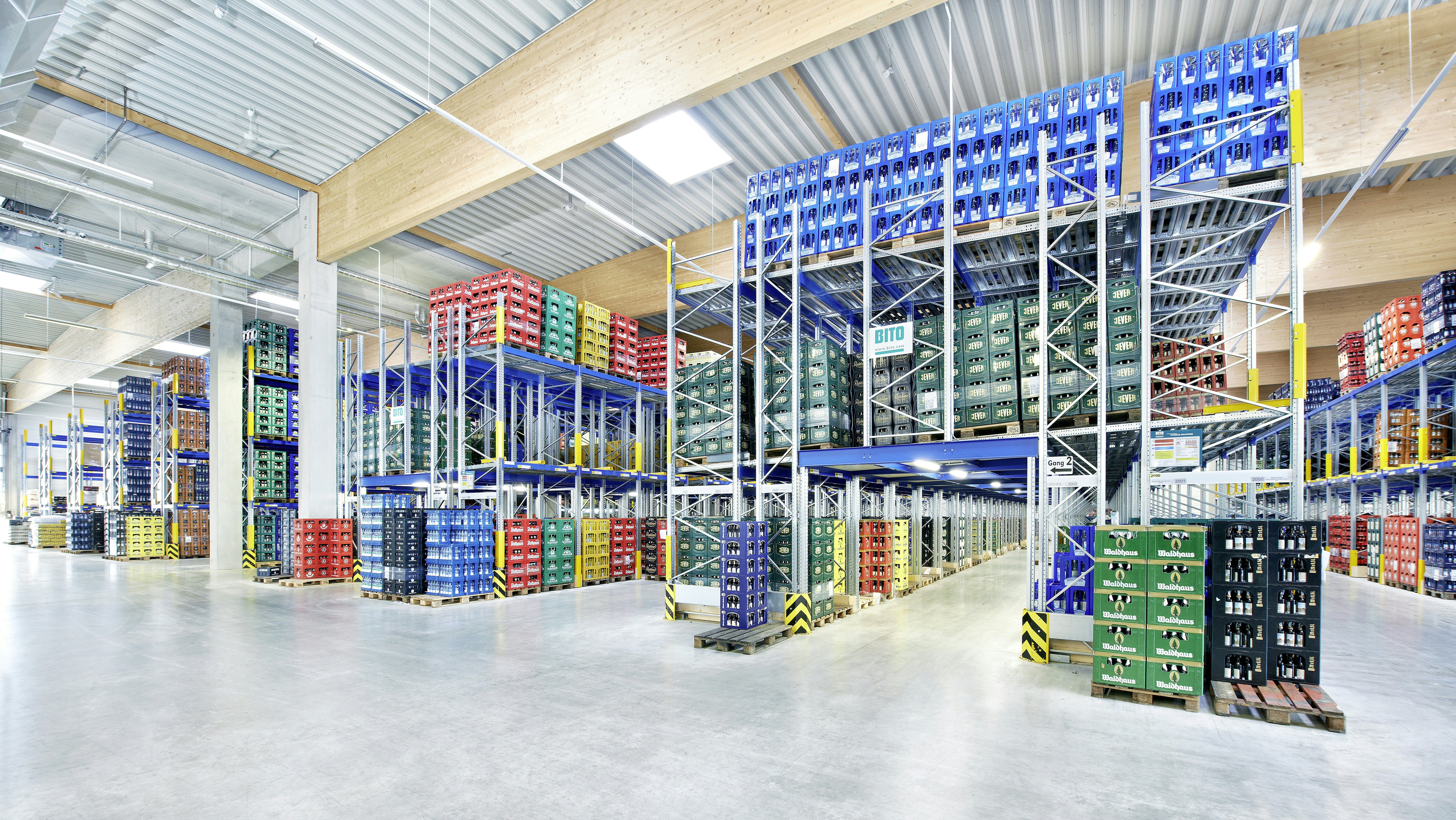 BITO Regale in einer Getränkelagerhalle