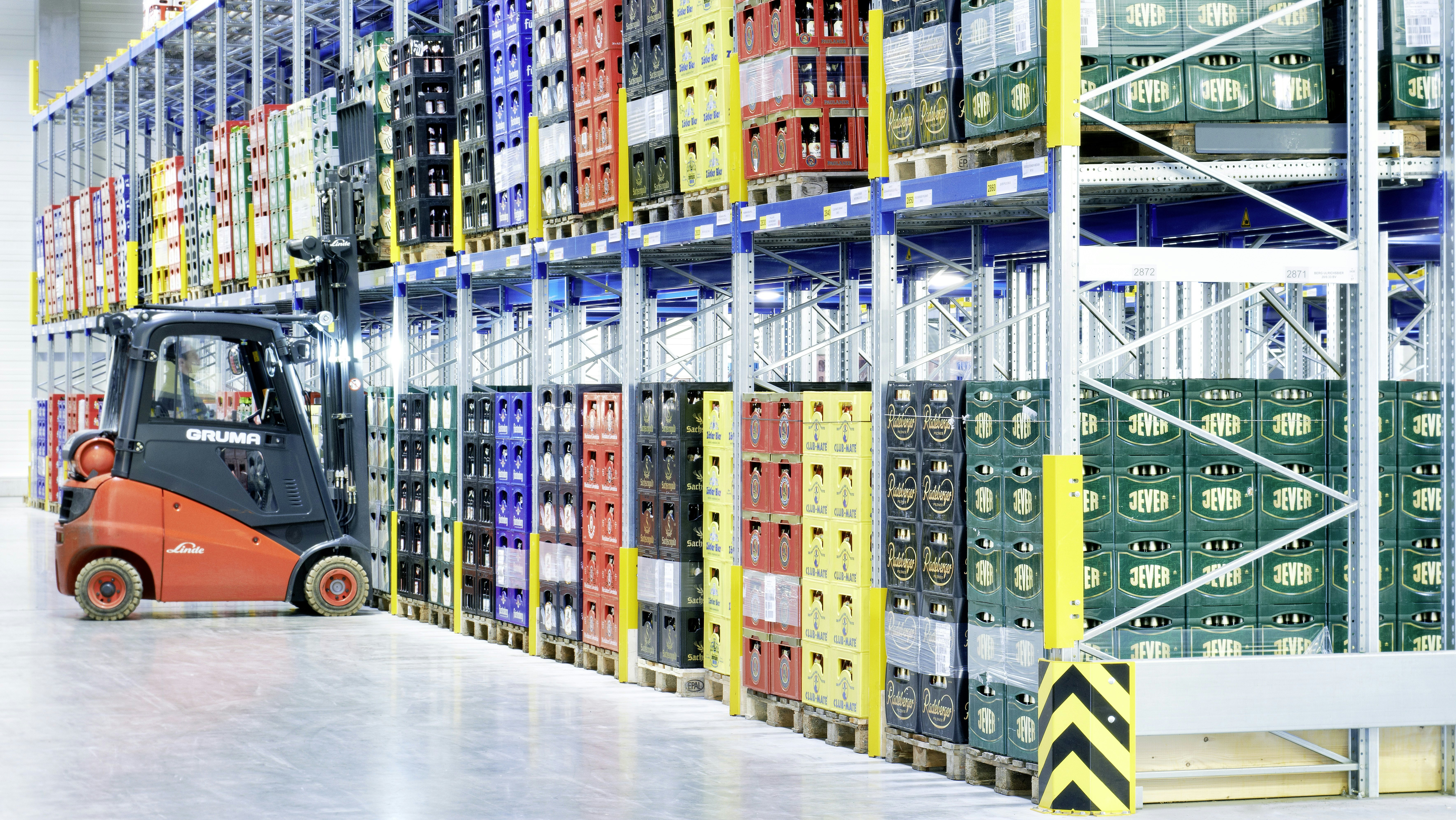 Ein BITO Palettendurchlaufregal in einem Getränkegroßhandel