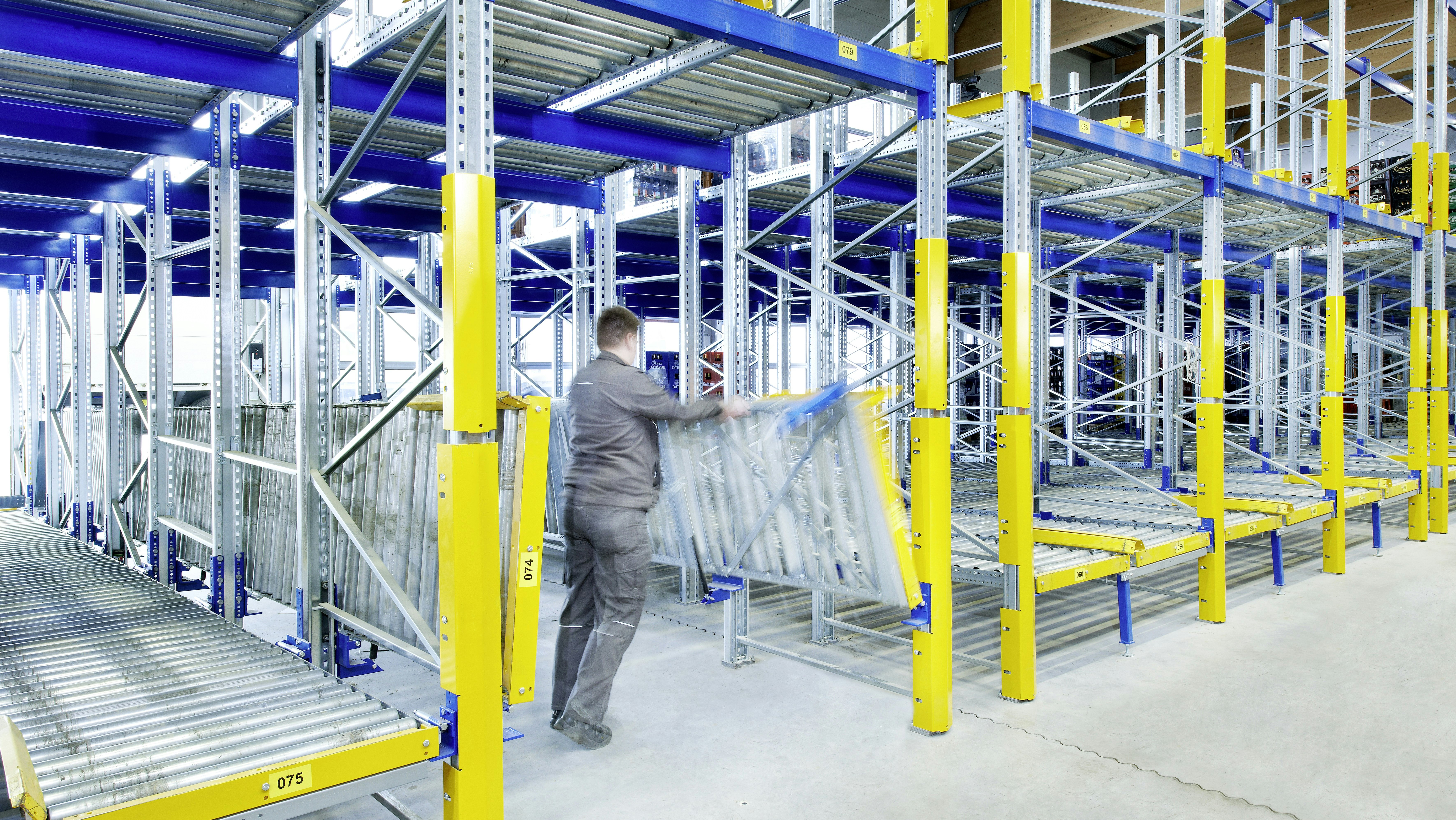 Ein Monteur beim Aufbau eines Palettendurchlaufregals von BITO