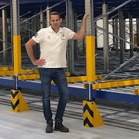 Ein Mann der vor einem BITO Palettendurchlaufregal steht