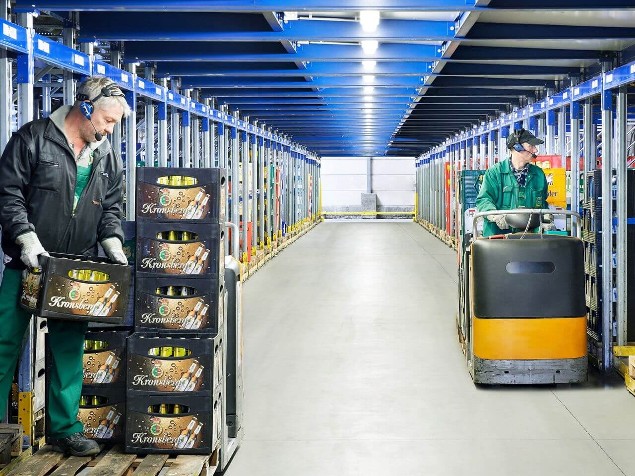 Mitarbeiter entnehmen Getränkekisten aus einem Palettendurchlaufregal von BITO