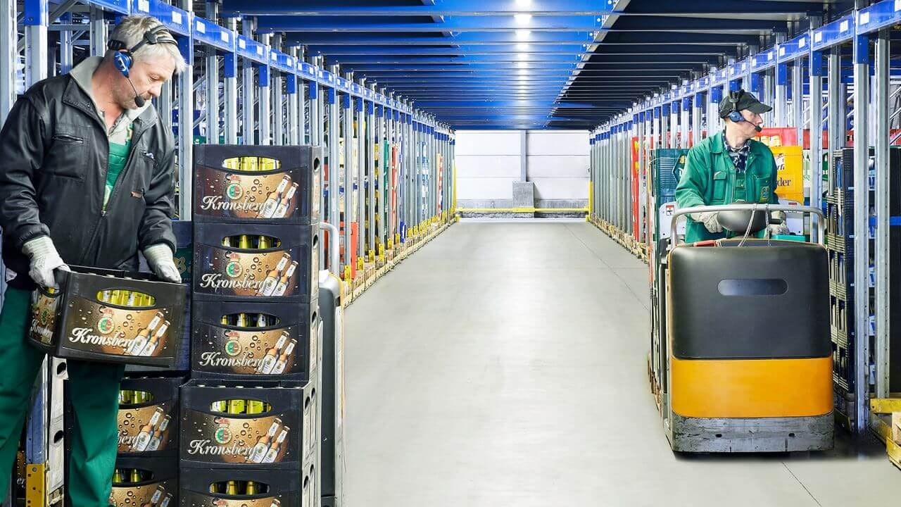 Mitarbeiter entnehmen Getränkekisten aus einem Palettendurchlaufregal von BITO