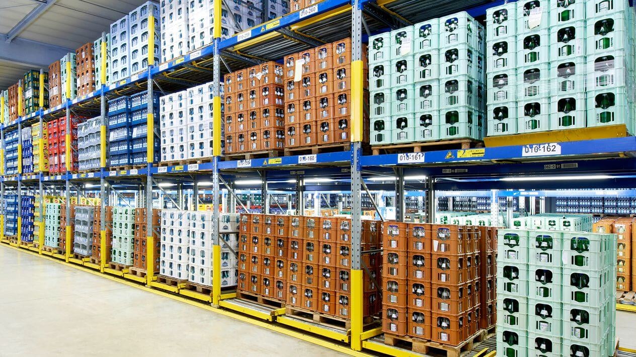 Palettendurchlaufregal von BITO in einem Getränkelager