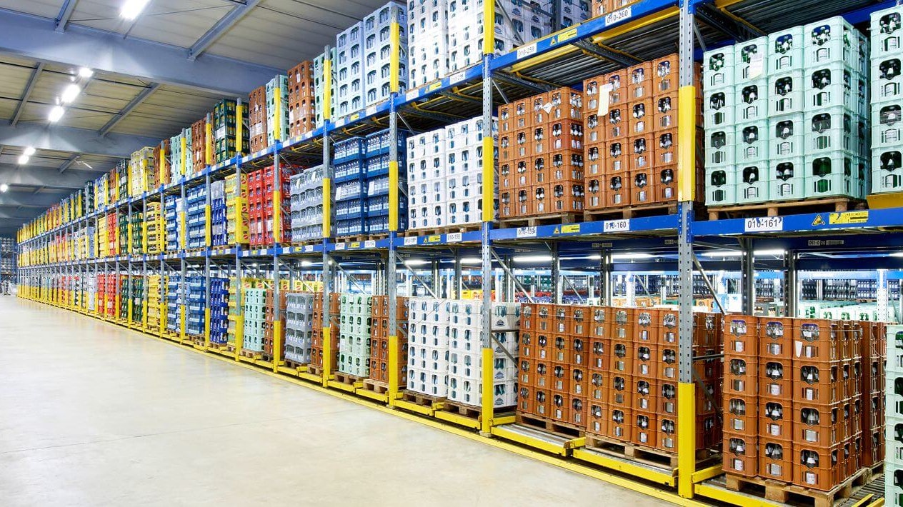 Palettendurchlaufregal von BITO in einem Getränkelager