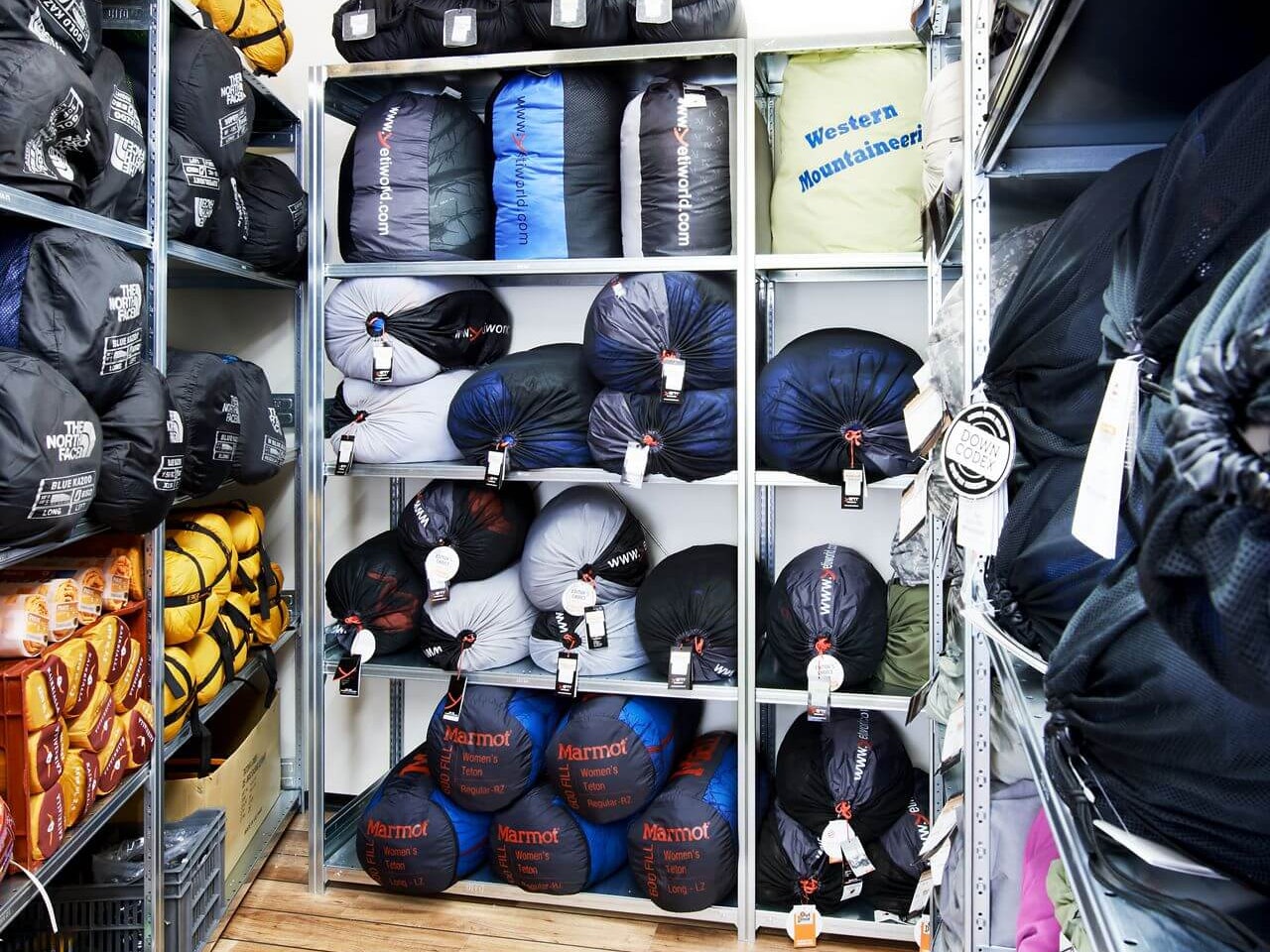 BITO Fachbodenregal bei einem Ausrüster für Outdoor