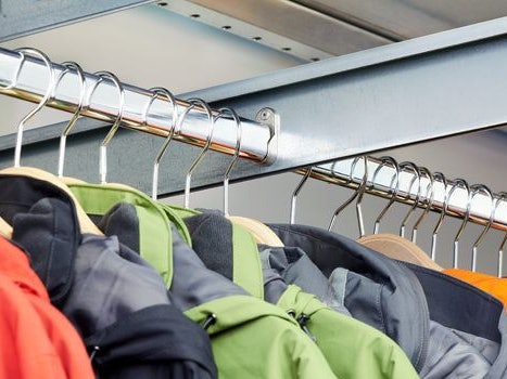 Fachbodenregal mit Kleiderstange von BITO