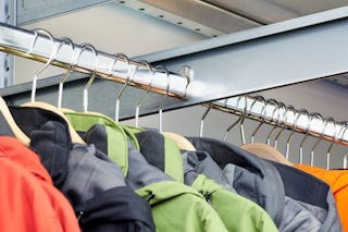 Fachbodenregal mit Kleiderstange von BITO