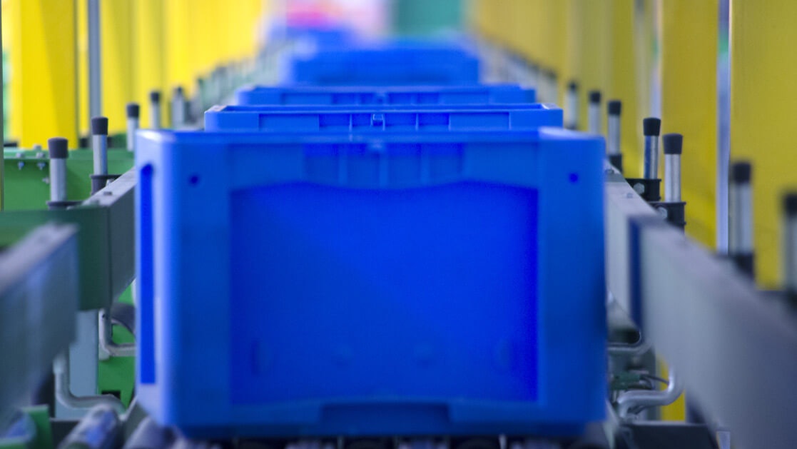 BITO Behälter auf einer Fördertechnik